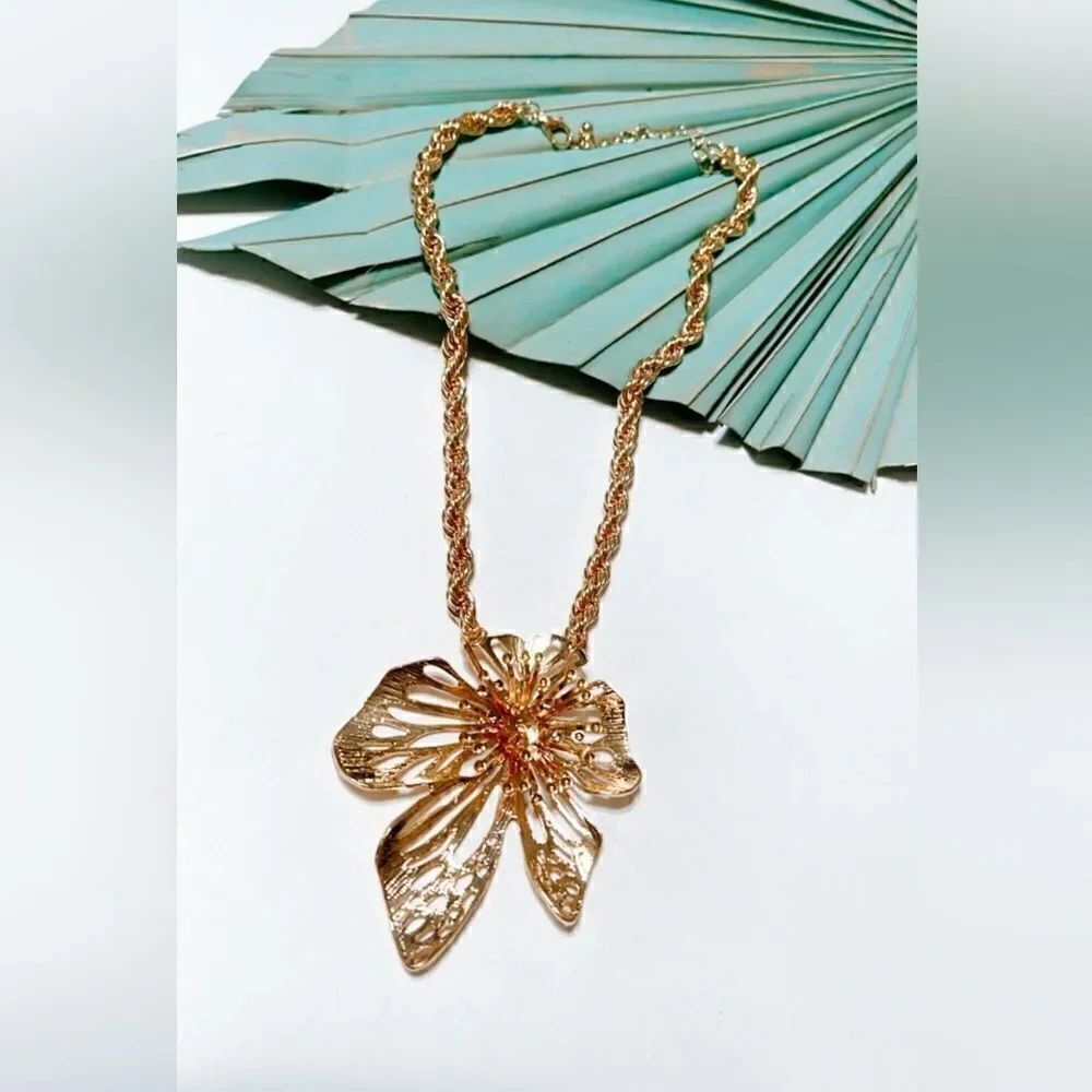 Flower statement necklace S24